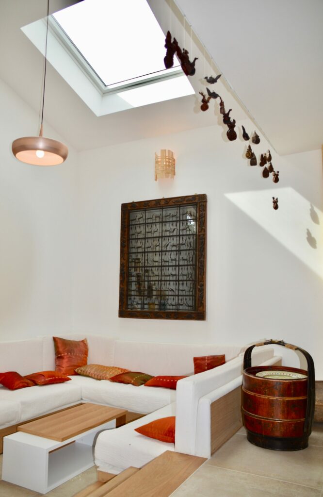 Exemple d'aménagement intérieur d'un salon sous comble